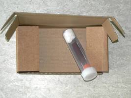 Bild korrekt verpackter Monovetten in Plastik-Umverpackung und braunem Versandkarton.