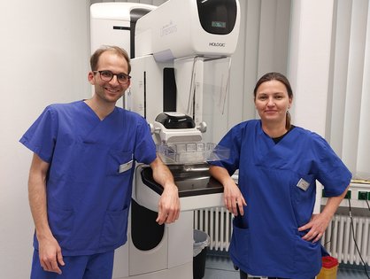 Oberstabsarzt Christoph Lauterbach (BWK) und Stefanie Lorenz, Oberärztin und stellv. Standortleiterin der Radiologie am Michelsberg (UKU), vor der 2D-/3D-Mammographie.