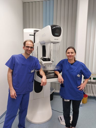 Oberstabsarzt Christoph Lauterbach (BWK) und Stefanie Lorenz, Oberärztin und stellv. Standortleiterin der Radiologie am Michelsberg (UKU), vor der 2D-/3D-Mammographie.