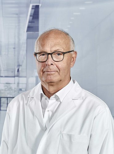 Professor Dr. Peter Möller im Gang der Chirurgie