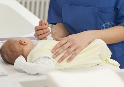 Neugeborenes wird untersucht 