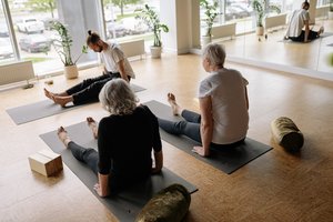 Drei Personen beim Yoga