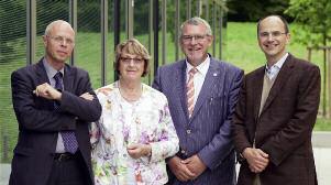 Gruppenfoto. Prof. Dr. Dr. Klaus M. Beier (Initiator des Präventionsnetzwerks „Kein Täter werden“, Charité – Universitätsmedizin Berlin), Barbara Schäfer-Wiegand (Vorsitzende der Stiftung „Hänsel + Gretel“ und Sozialministerin a. D.), Prof. Dr. Jörg M. Fegert (Ärztlicher Direktor der Klinik für Kinder- und Jugendpsychiatrie/Psychotherapie, Universitätsklinikum Ulm), Prof. Dr. Harald Gündel (Ärztlicher Direktor der Klinik für Psychosomatische Medizin und Psychotherapie, Universitätsklinikum Ulm.