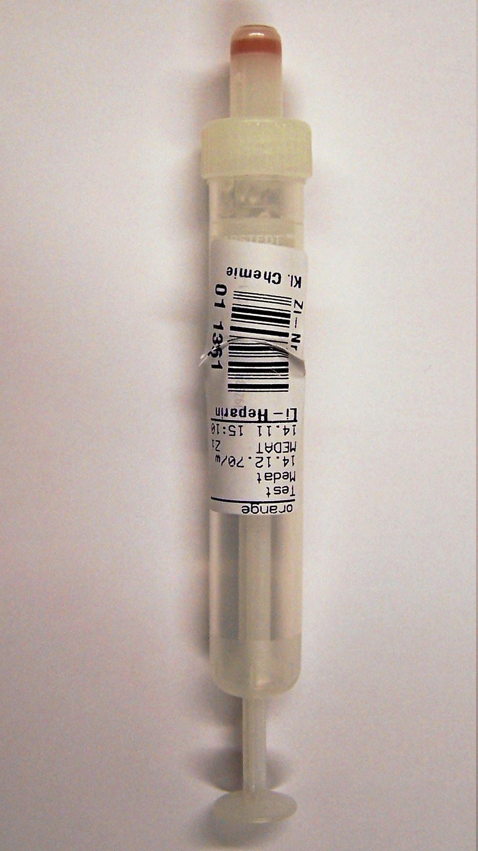 Bild einer Lithium-Heparin-Monovette mit einem Patientenetikett dass mit einer Falte aufgeklebt wurde.