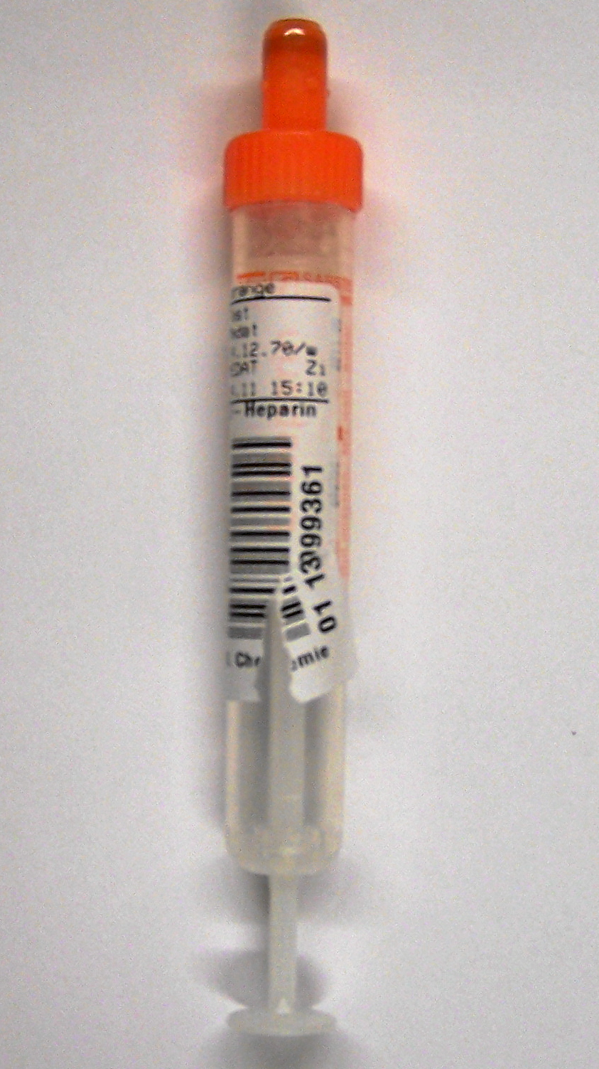 Bild einer Lithium-Heparin-Monovette mit einem Patientenetikett dass in Längsrichtung eingerissen ist.