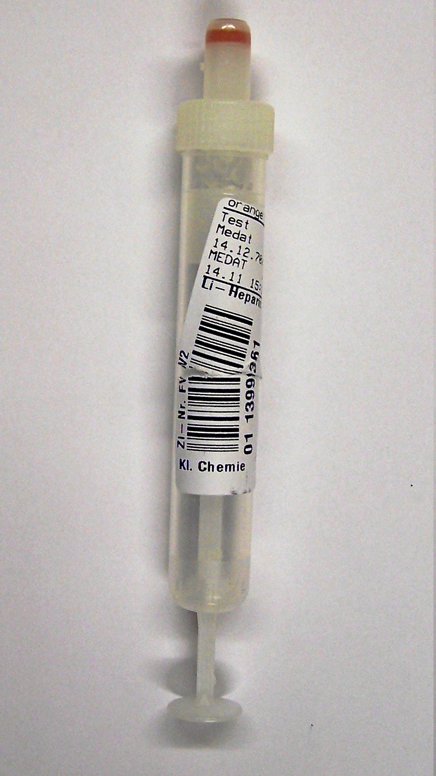 Bild einer Serummonovette mit einem Patientenetikett dass quer eingerissen ist.