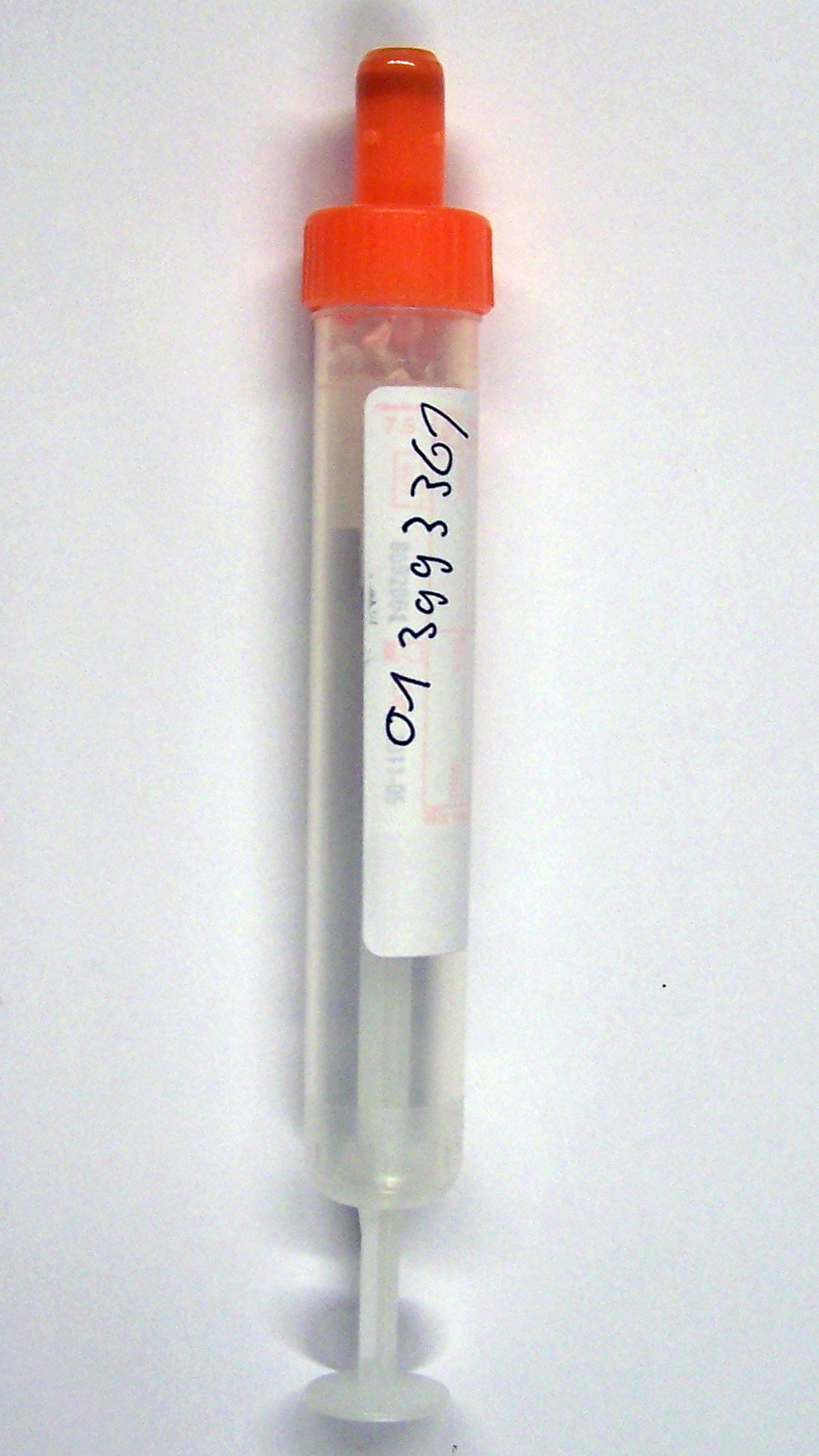 Bild einer Lithium-Heparin-Monovette ohne Patientenetikett. Die Auftragsnummer wurde händisch auf das Etikett geschrieben.