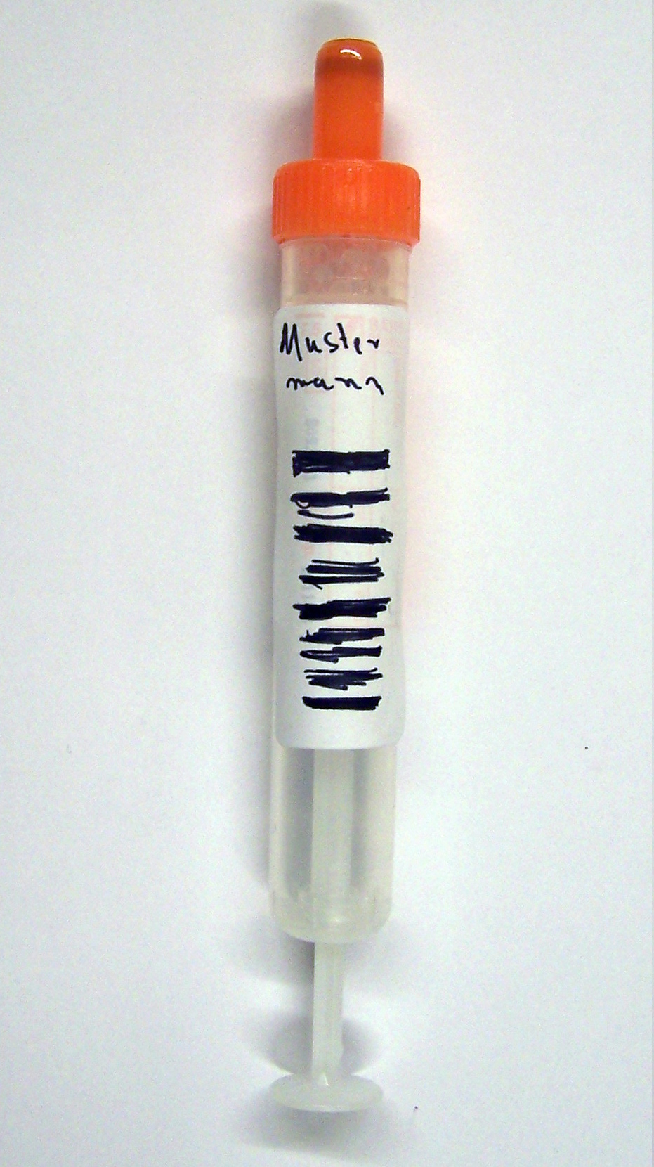 Foto einer Lithium-Heparin-Monovette ohne Patientenbarcode, mit selbstgemaltem Strichcode. 