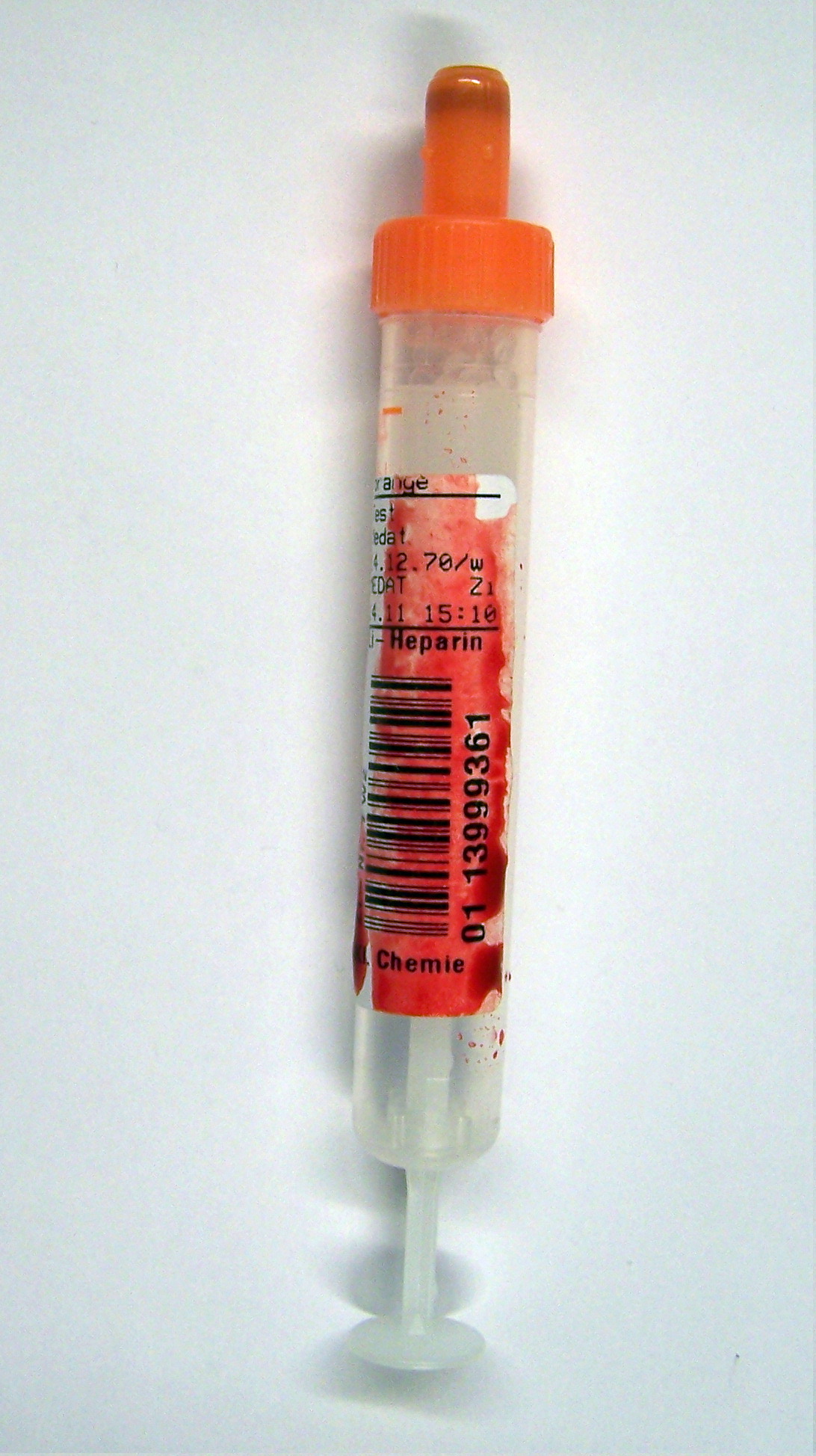 Bild einer 1,8 ml Serummonovette, das Etikett ist vollständig mit getrocknetem Blut bedeckt.