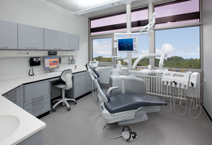 Modernes Behandlungszimmer der Zahnklinik