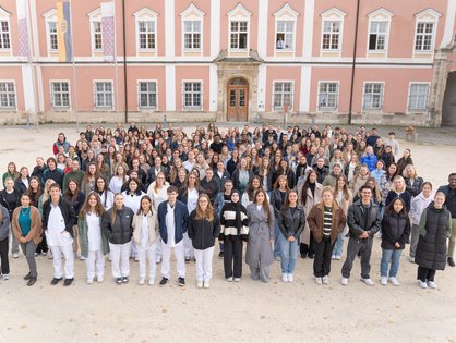 211 Auszubildende wurden in den Räumlichkeiten der Akademie für Gesundheitsberufe im Kloster Wiblingen am 1. Oktober begrüßt. Neu ist diesmal außerdem ein Kurs des dualen Studiengangs „Medizintechnische Wissenschaften“ der DHBW Heidenheim.