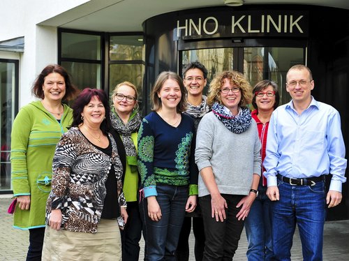 Phoniatrie-Team: (v.l.) Andrea Häge (Dipl. Psych.), Gabriele Zingel, Ingrid Stapf, Dr. Elisabeth Smith, Andrea Gütinger (B.Sc.), Prof. Dr. Sibylle Brosch, Waltraud Stölzle, Prof. Dr. Rudolf Reiter (Foto: Universitätsklinikum Ulm/Martina Dach).