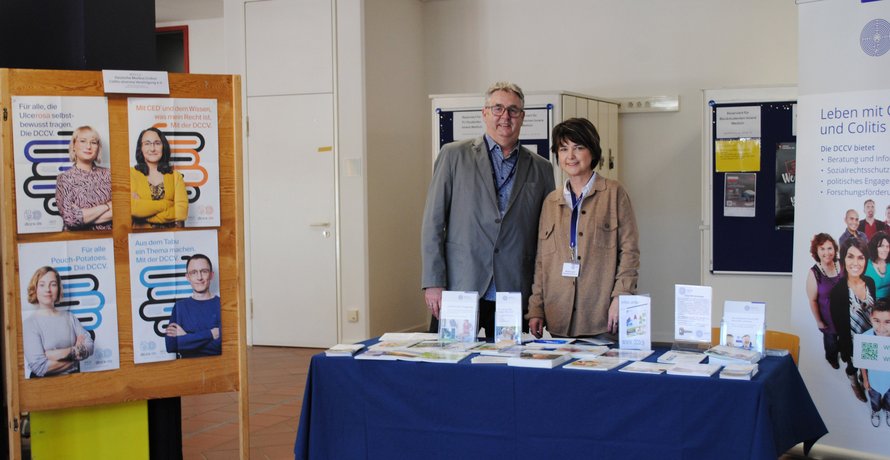 Ein Mann und eine Frau hinter ihrem Stand, Martina und Thomas Leyhe, DCCV e.V., Landesverband Baden-Württemberg