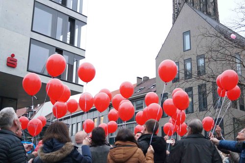 Menschen, die Luftballons steigen lassen, beim Tag der seltenen Erkrankungen 2017