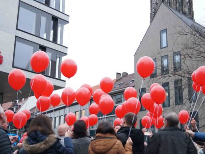 Menschen, die Luftballons steigen lassen, beim Tag der seltenen Erkrankungen 2017