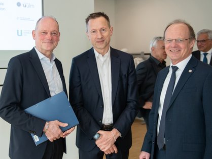 (von links) Ministerialdirektor Dr. Hans Reiter, Professor Udo X. Kaisers, Leitender Ärztlicher Direktor und Vorstandsvorsitzender des Universitätsklinikums Ulm, und Universitäts-Präsident Professor Michael Weber 