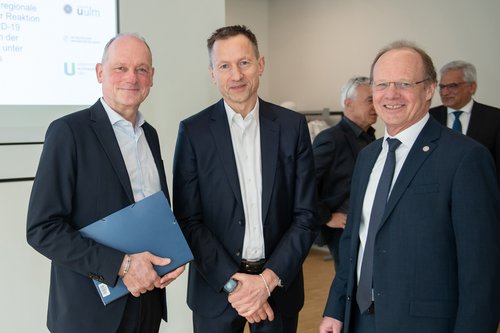 (von links) Ministerialdirektor Dr. Hans Reiter, Professor Udo X. Kaisers, Leitender Ärztlicher Direktor und Vorstandsvorsitzender des Universitätsklinikums Ulm, und Universitäts-Präsident Professor Michael Weber 