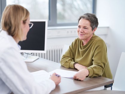 Dr. Sophia Huesmann (l.) im Gespräch mit einer Studienteilnehmerin. 