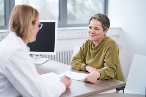 Dr. Sophia Huesmann (l.) im Gespräch mit einer Studienteilnehmerin. 