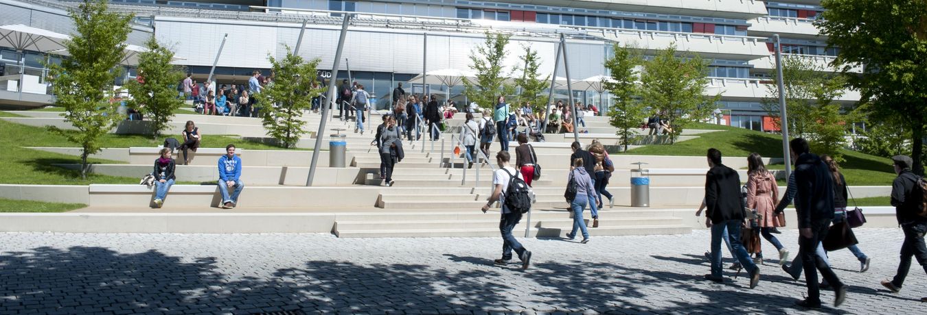 Eingang Süd der Univerität Ulm mit Studentinnen und Studenten