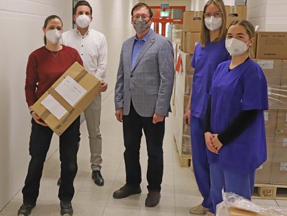Gruppenfoto von Mitarbeiterinnen und Mitarbeitern aus der Apotheke, der Materialwirtschaft und der Stabsstelle Katastrophenschutz.