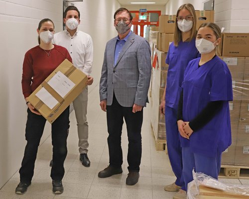 Gruppenfoto von Mitarbeiterinnen und Mitarbeitern aus der Apotheke, der Materialwirtschaft und der Stabsstelle Katastrophenschutz.