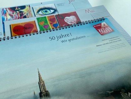 Der Kalender zugunsten der Spendenaktion "Aktion 100.000 und Ulmer helft" ist ab sofort erhältlich.