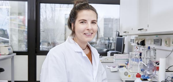 Eine junge Wissenschaftlerin ineinem Labor