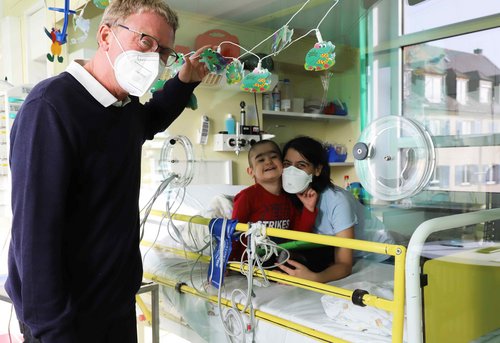 Der 5-Jährige Gabriele mit seiner Mutter und Professor Ansgar Schulz in der Kinderklinik