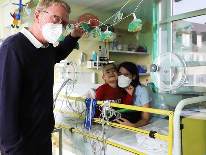 Der 5-Jährige Gabriele mit seiner Mutter und Professor Ansgar Schulz in der Kinderklinik