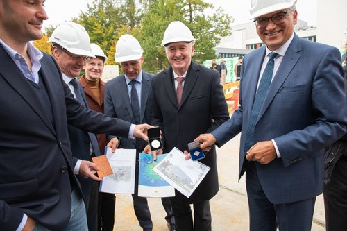 Dr. Danyal Bayaz, Finanzminister Baden-Württemberg; Prof. Michael Weber, Präsident Universität Ulm; Prof. Anita Ignatius, stv. Gründungsdirektorin MTW; Prof. Markus Huber-Lang, Gründungsdirektor MTW; Wilmuth Lindenthal, Leitender Baudirektor Vermögen und Bau Baden-Württemberg Amt Ulm; Gunter Czisch, Oberbürgermeister Ulm (v.l.) präsentieren den Inhalt der Zeitkapsel