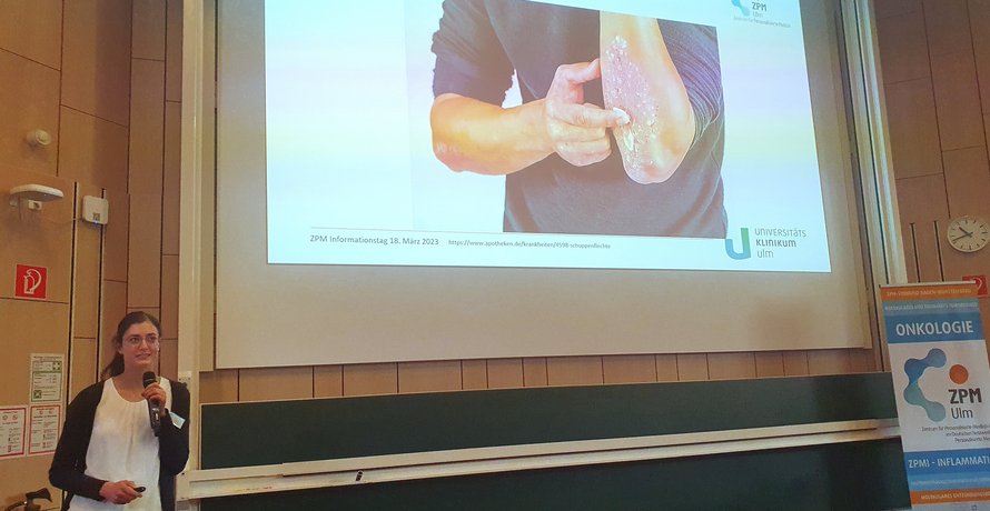 Dr. Veronika Hall hält einen Vortrag