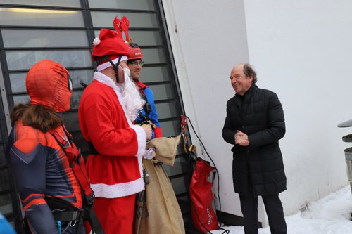 Am Boden angekommen nahm Prof. Klaus-Michael Debatin, Ärztlicher Direktor der Kinderklinik, den Geschenkesack vom Nikolaus entgegen.