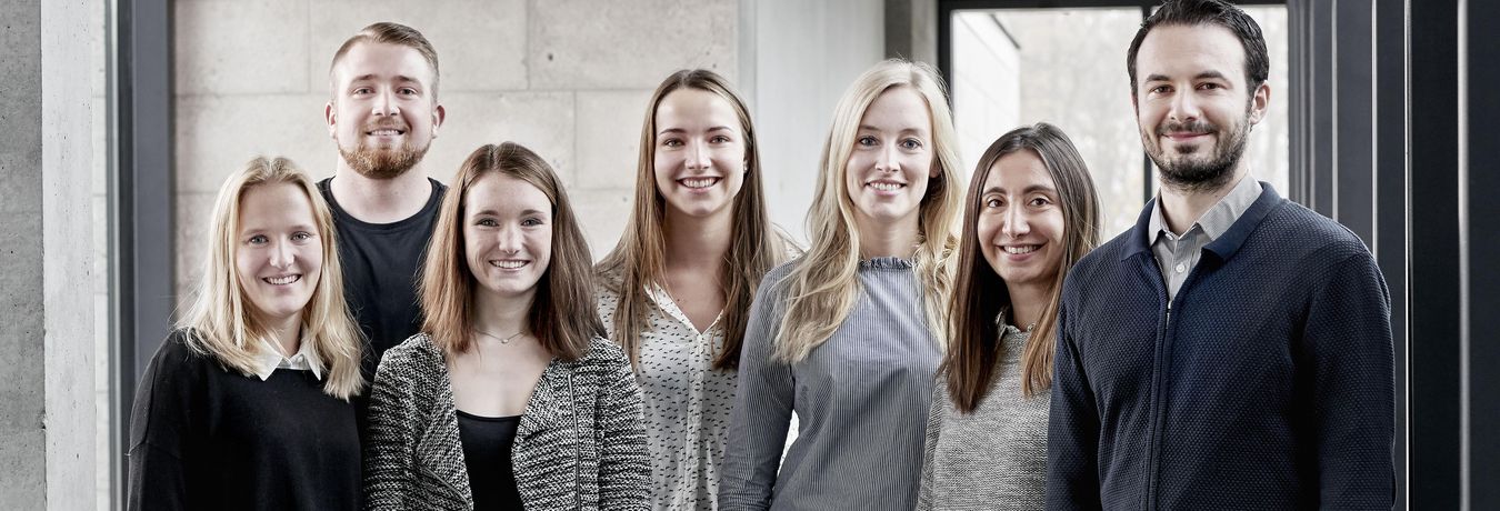 Gruppenfoto von Studentinnen und Studenten im Verwaltungsgebäude