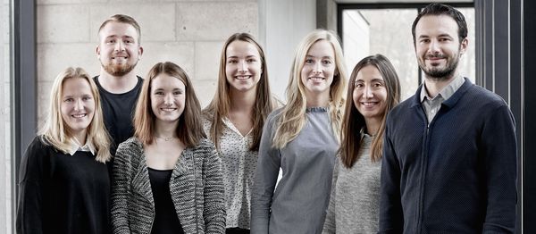 Gruppenfoto von Studentinnen und Studenten im Verwaltungsgebäude der Uniklinik.