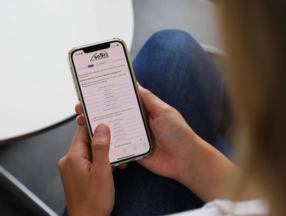 Foto von einer Frau, die sich per Handy an der Befragung beteiligt.