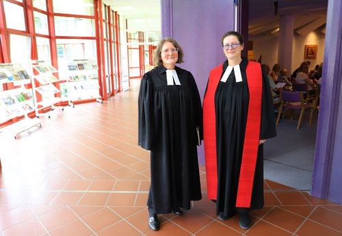 Pfarrerin Friederike Strauß (r.) und Pfarrerin Petra Frey, Stellvertreterin des Dekans (l.)