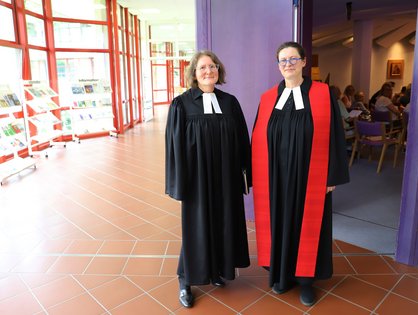 Pfarrerin Friederike Strauß (r.) und Pfarrerin Petra Frey, Stellvertreterin des Dekans (l.)