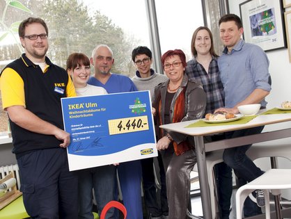 Der Förderkreis übergab das neue Elternzimmer an die Kinderklinik. Foto: Universitätsklinikum Ulm