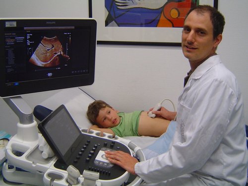 Dr. Matthias Schaal, Oberarzt der Radiologie mit einem Patienten bei der Ultraschalldiagnostik