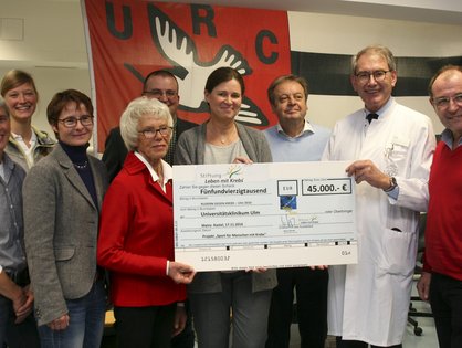 Scheckübergabe Rudern gegen Krebs 2016_v.l. Kerstin Stöhrer, Claire Kutzner, Sabine Stumpf, Christian Aschoff und Gudrun Vetter-Thanner (alle fünf vom Ulmer Ruderclub Donau), Stephanie Otto, Klaus Schrott, Prof. Dr. Jürgen Steinacker, Stefan Grünewald-Fischer (Projektleiter "Rudern gegen Krebs" bei der Stiftung "Leben mit Krebs") – Foto: Universitätsklinikum Ulm.