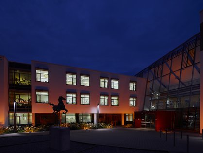 Leuchtendes Vorbild bei der Patientensicherheit: die Klinik für Kinder- und Jugendmedizin des Universitätsklinikums Ulm auf dem Michelsberg; Foto: Universitätsklinikum Ulm/ Matthias Schmiedel 