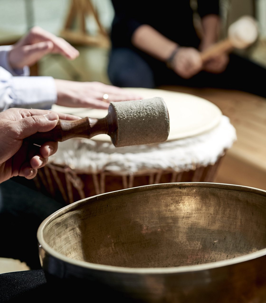 Musiktherapie: Klangschale und Trommeln