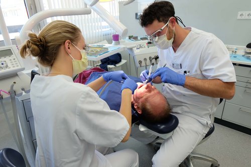 Zwei Studierende bei der Behandlung eines Patienten