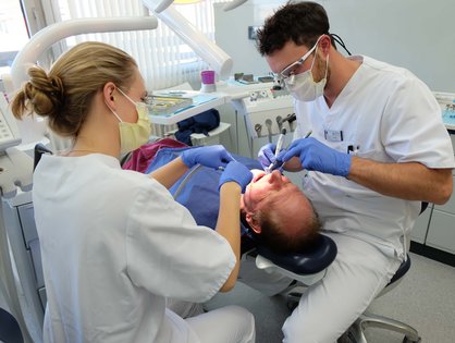 Zwei Studierende bei der Behandlung eines Patienten