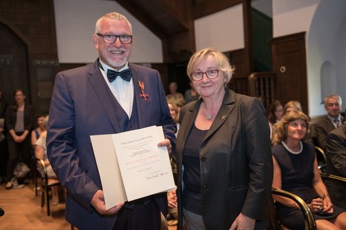 Die baden-württembergische Wissenschaftsministerin Theresia Bauer überreicht Prof. Jörg Fegert das Bundesverdienstkreuz (Fotos: Eberhardt / Uni Ulm)