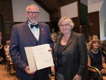 Die baden-württembergische Wissenschaftsministerin Theresia Bauer überreicht Prof. Jörg Fegert das Bundesverdienstkreuz (Fotos: Eberhardt / Uni Ulm)