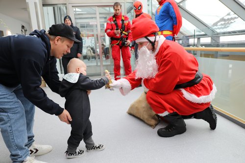 Nach vielen Jahren konnte der Nikolaus wieder persönlich in der Klinik Geschenke an die kleinen Patient*innen übergeben.