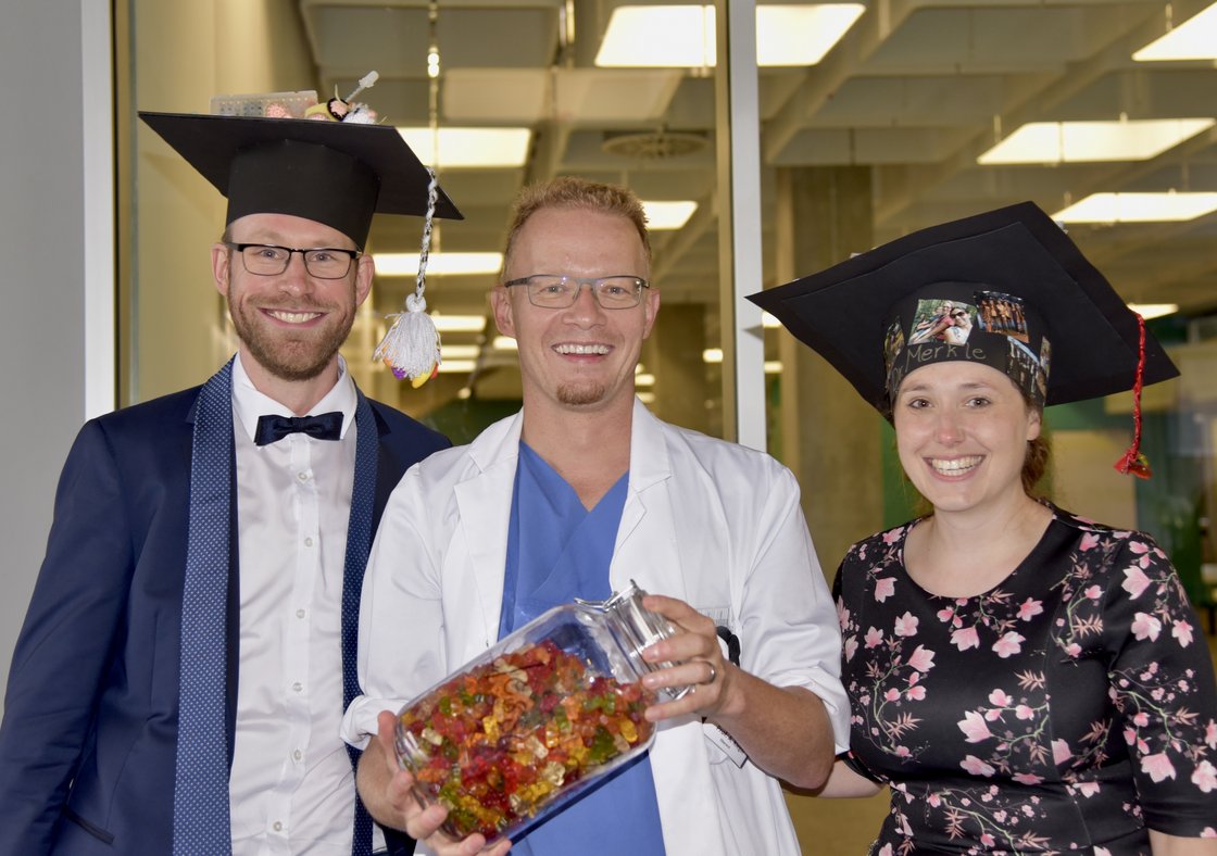 Shows Alexander Kleger with his students Jessica Merkle and Frank Arnolz after their PhD thesis defense