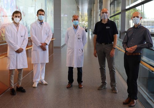 Professor Beer von der Uniklinik Ulm und Professor von Schwerin von der Technischen Hochschule Ulm mit ihrem Team